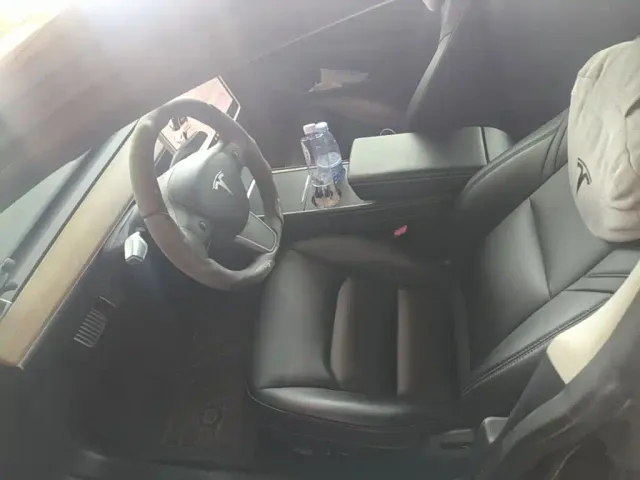 Tesla Model 3 — Фото автомобиля 11