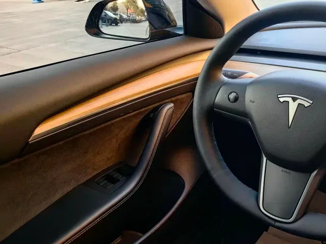 Tesla Model 3 — Фото автомобиля 7