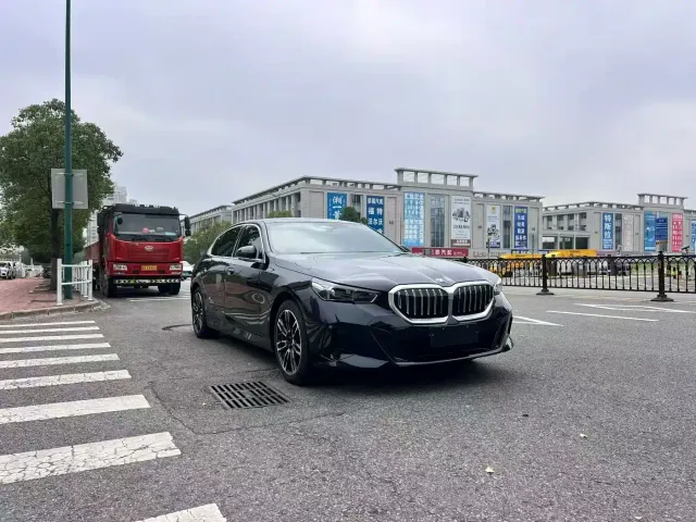 BMW 5 Series — Фото автомобиля 3