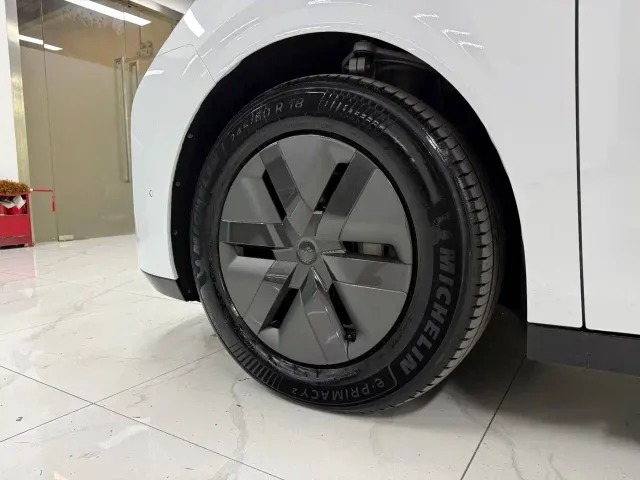 Li Auto MEGA — Фото автомобиля 7