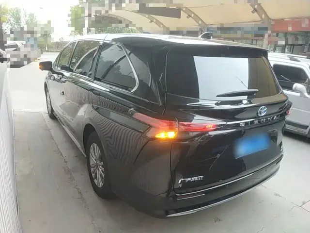Toyota Sienna — Фото автомобиля 4