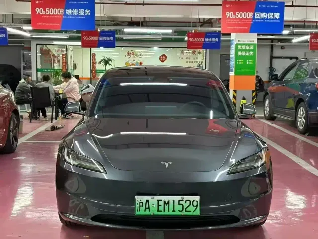 Tesla Model 3 — Фото автомобиля 2