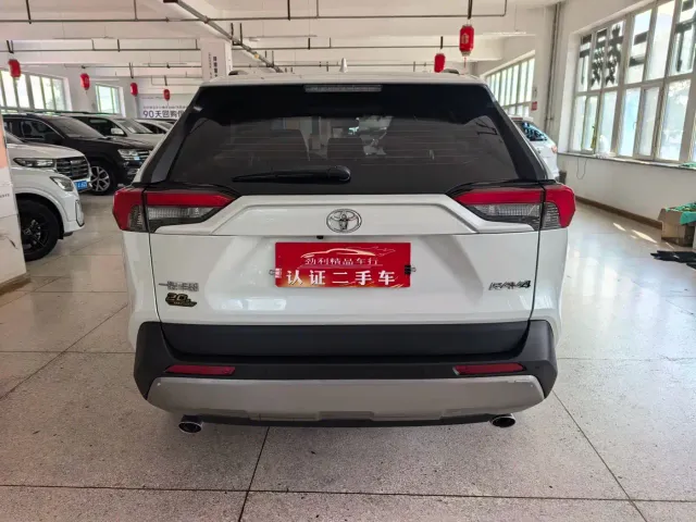 Toyota RAV4 — Фото автомобиля 5