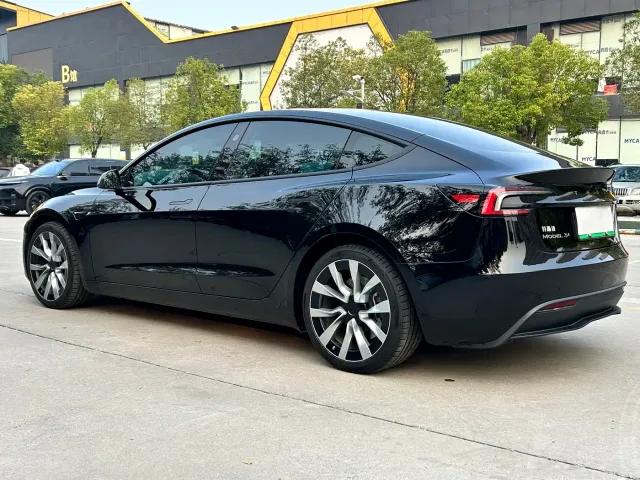 Tesla Model 3 — Фото автомобиля 8