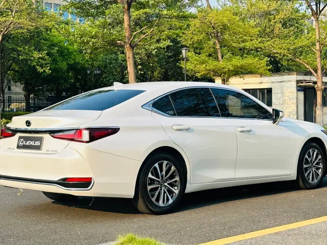 Lexus ES — Фото автомобиля 6
