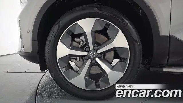 Volvo XC40 — Фото автомобиля 4