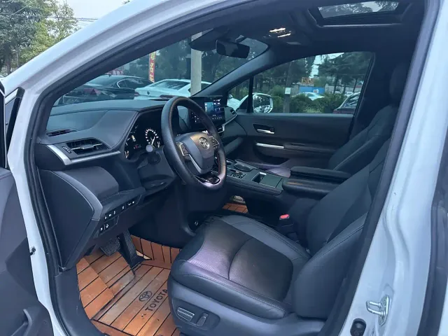 Toyota Sienna — Фото автомобиля 4