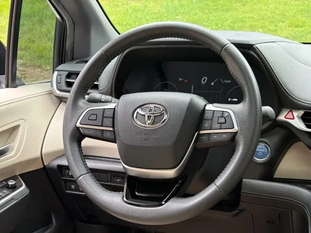 Toyota Sienna — Фото автомобиля 9