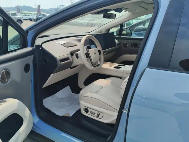 Li Auto i8 — Фото автомобиля 9