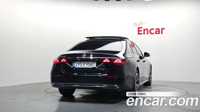 Mercedes-Benz E-Class — Фото автомобиля 4