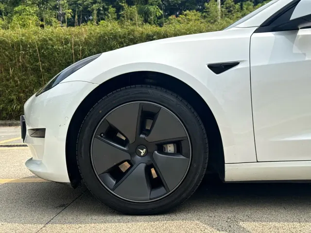 Tesla Model 3 — Фото автомобиля 13