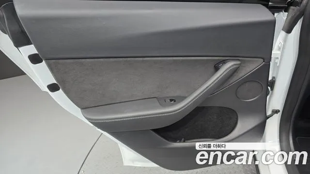 Tesla Model Y — Фото автомобиля 23