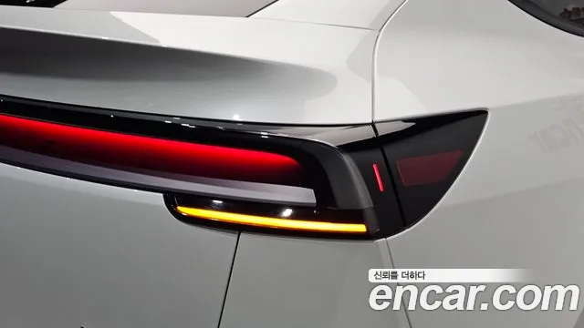 Tesla Model Y — Фото автомобиля 8