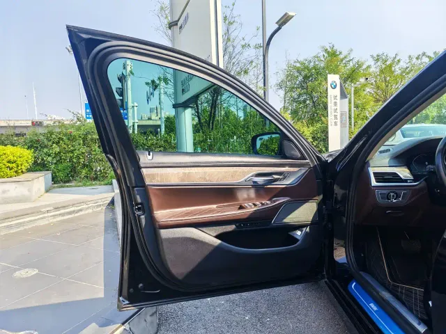 BMW 7 Series — Фото автомобиля 10