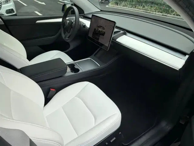 Tesla Model Y — Фото автомобиля 12