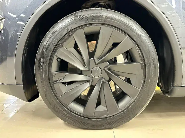 Tesla Model Y — Фото автомобиля 18