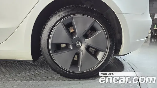 Tesla Model 3 — Фото автомобиля 6