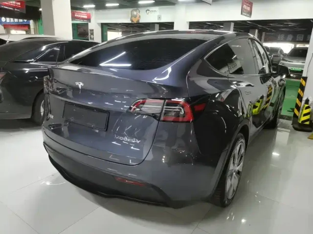Tesla Model Y — Фото автомобиля 6