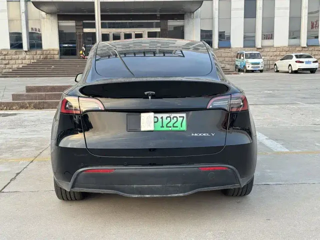 Tesla Model Y — Фото автомобиля 8