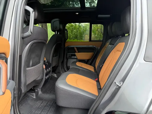 Land Rover Defender — Фото автомобиля 8