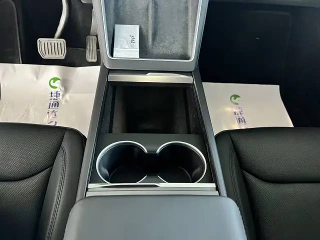 Tesla Model Y — Фото автомобиля 21