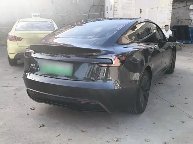 Tesla Model 3 — Фото автомобиля 6
