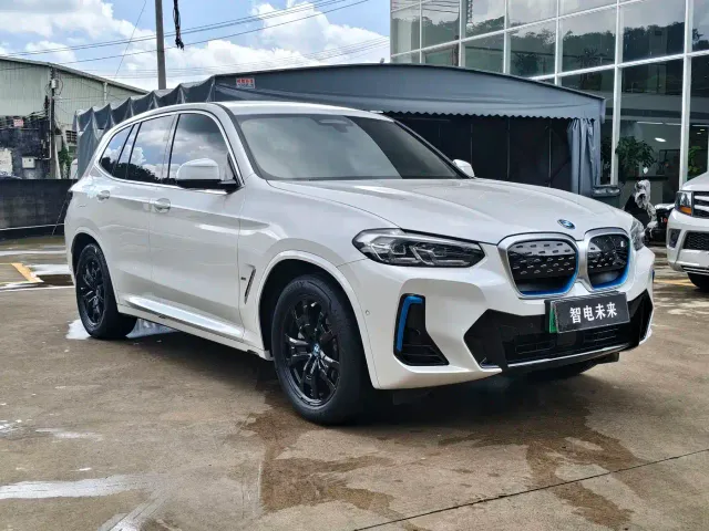 BMW iX3 — Фото автомобиля 3