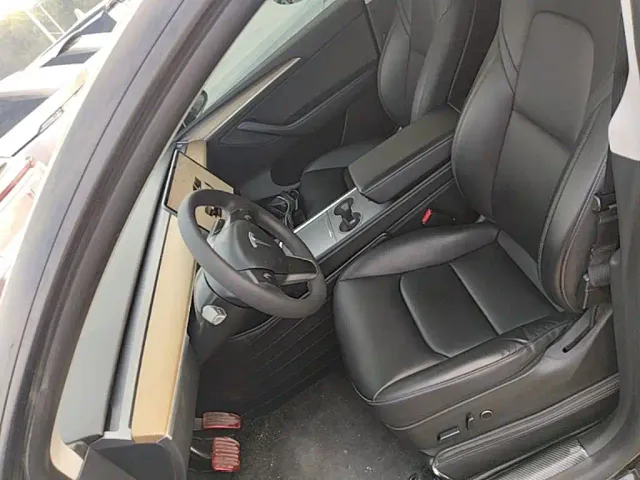 Tesla Model Y — Фото автомобиля 14