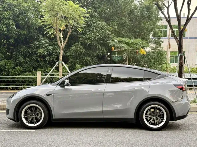 Tesla Model Y — Фото автомобиля 8