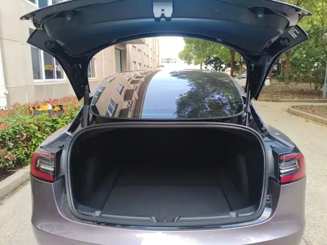 Tesla Model 3 — Фото автомобиля 18
