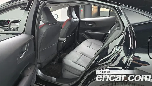 Toyota Prius Generation 5 — Фото автомобиля 10