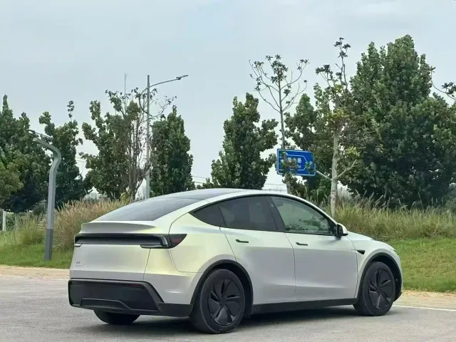 Tesla Model Y — Фото автомобиля 7