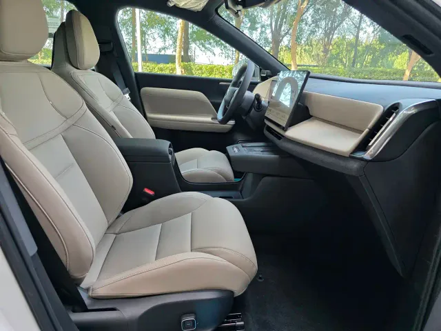 Volvo XC70 Plug-in Hybrid — Фото автомобиля 7