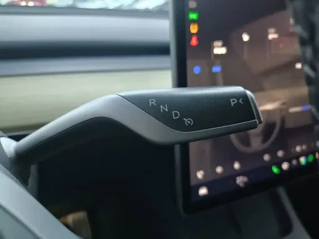 Tesla Model Y — Фото автомобиля 13