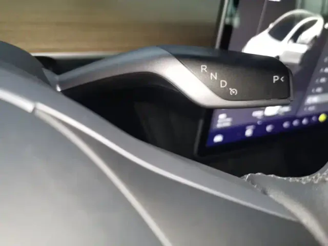 Tesla Model Y — Фото автомобиля 13