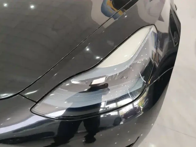 Tesla Model 3 — Фото автомобиля 5