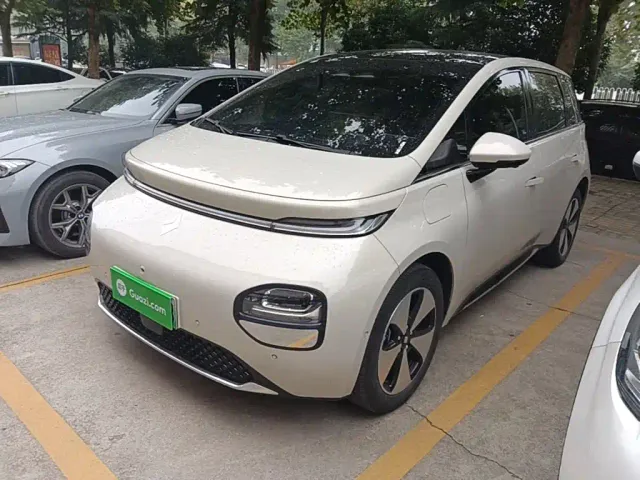 Фотография автомобиля — Baojun Cloud
