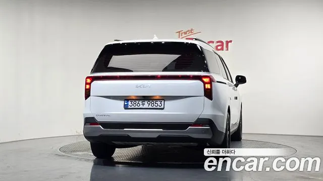Kia Carnival Generation 4 — Фото автомобиля 4