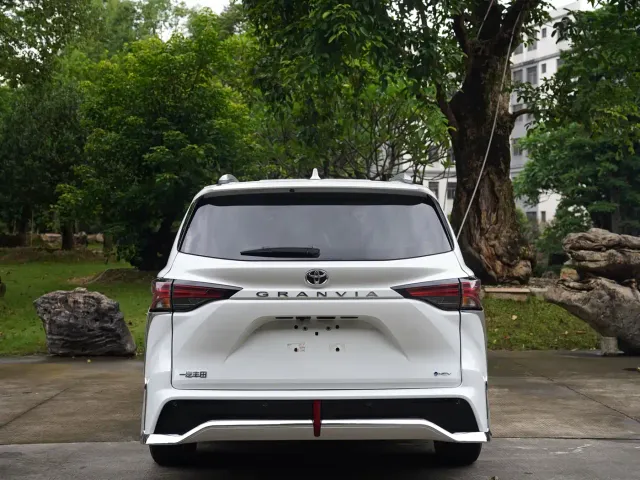 Toyota Granvia — Фото автомобиля 7