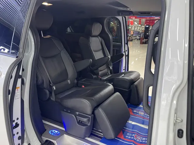 Toyota Sienna — Фото автомобиля 12