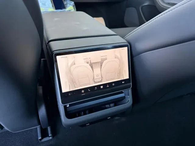 Tesla Model 3 — Фото автомобиля 9