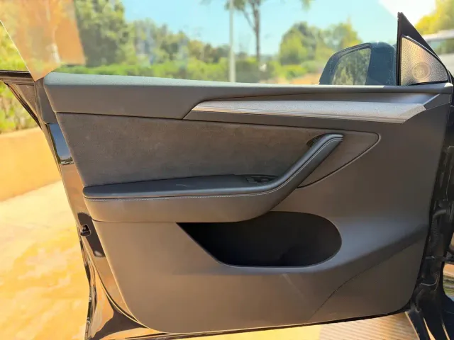 Tesla Model Y — Фото автомобиля 26