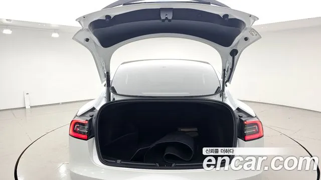 Tesla Model 3 — Фото автомобиля 20