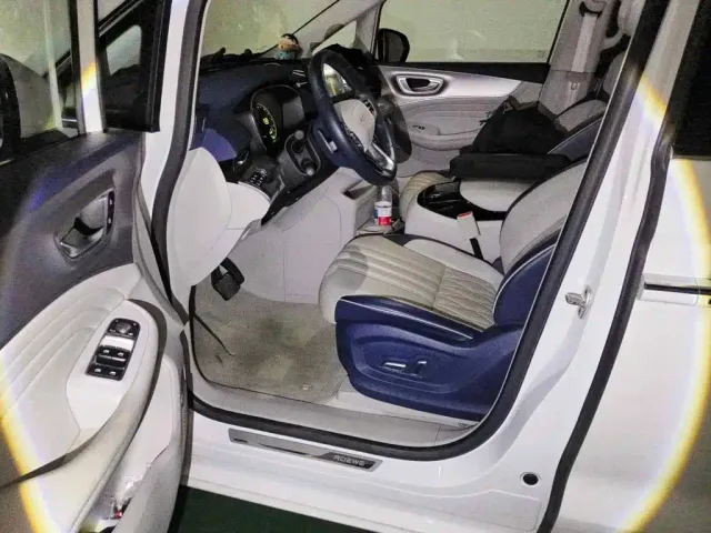 Roewe iMAX8 — Фото автомобиля 8