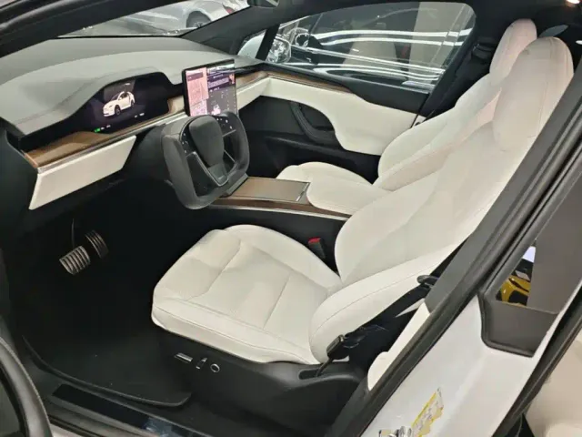 Tesla Model X — Фото автомобиля 14