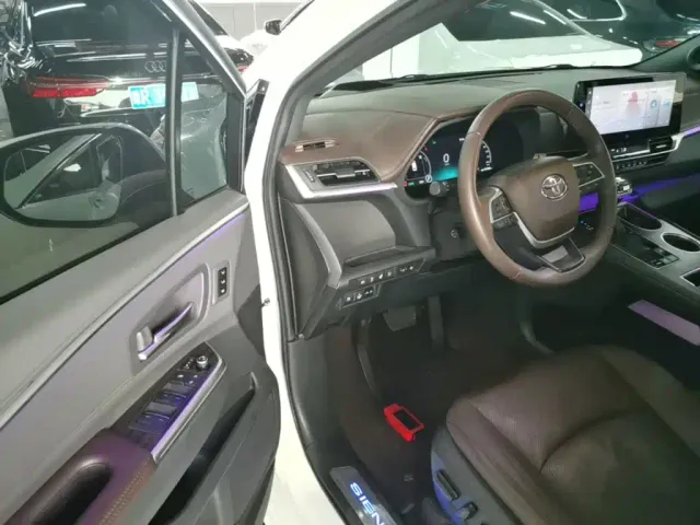 Toyota Sienna — Фото автомобиля 15