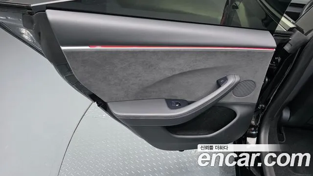 Tesla Model 3 — Фото автомобиля 13