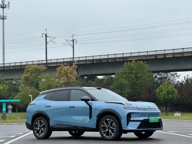 Lynk & Co 08 EM-P — Фото автомобиля 3