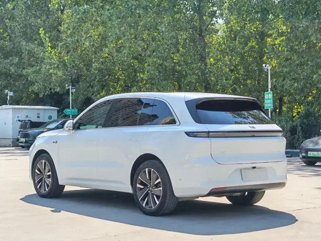 Li Auto L6 — Фото автомобиля 9
