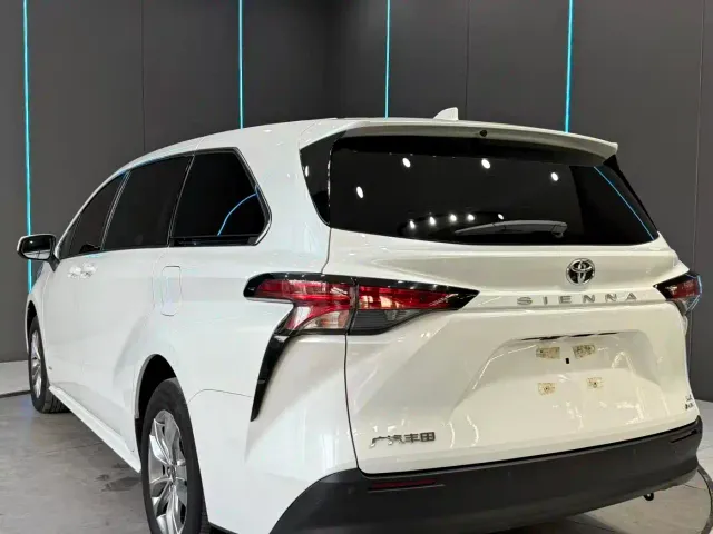 Toyota Sienna — Фото автомобиля 6